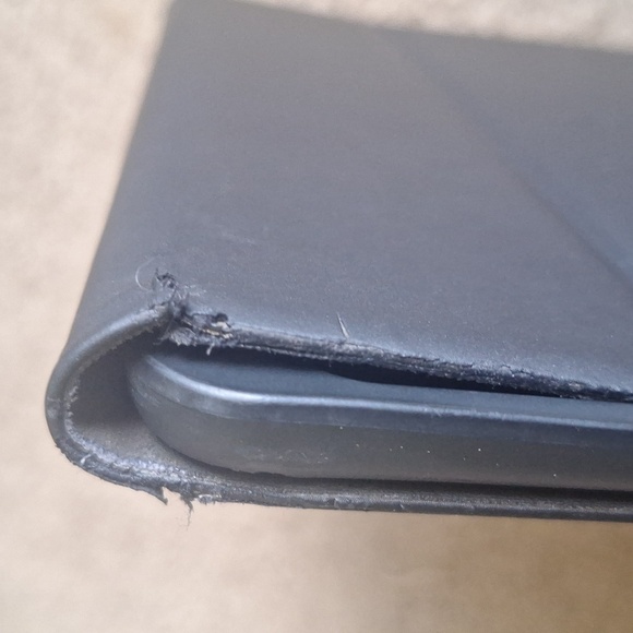 iPad Accessories Bundle -Targus Case, Roo Strap And iPad Empty Box - Picture 10 of 12